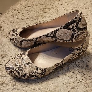 Cliffs by White Mountain Snakeskin Print Flats size 11
